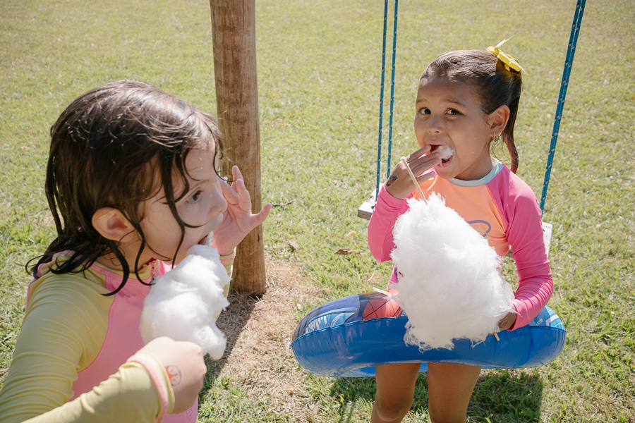 O sabor doce da infância! A fotografia documental de aniversário infantil em São José dos Campos é sobre capturar esses pequenos prazeres que compõem um dia perfeito.