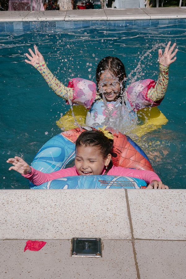 A foto da galera toda! Uma recordação incrível da amizade e da turma que celebrou junto com a Mel. A energia contagiante de uma festa de sucesso.