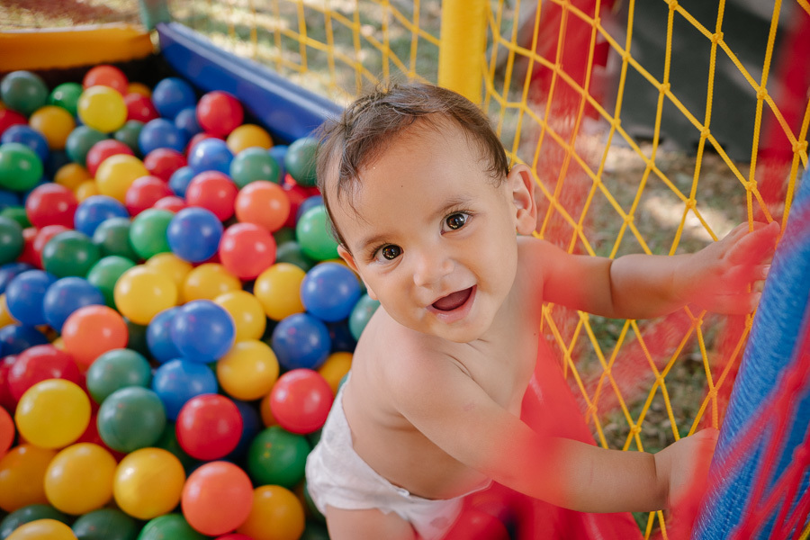 Um último mergulho na diversão! Uma imagem que fecha o ciclo de brincadeiras com a mesma alegria do início. A intensidade de uma festa de 5 anos.