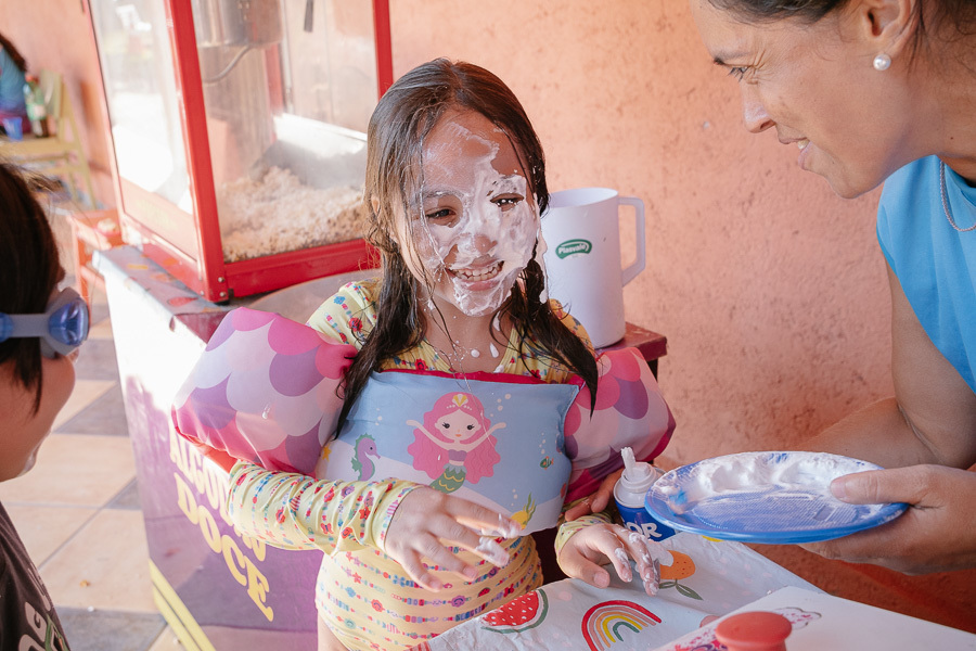 Transformando-se em personagem! Registrar as atividades que encantam as crianças é fundamental. Uma cobertura fotográfica atenta a cada etapa da festa.