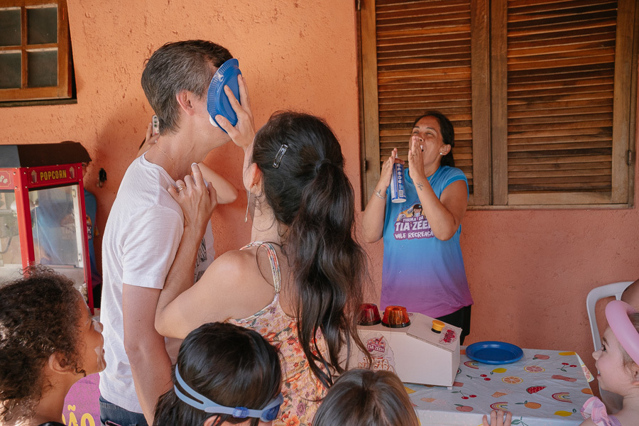 Fim de tarde com a sensação de dever cumprido: brincar muito! O registro que sinaliza a transição da brincadeira para o grande momento da festa.