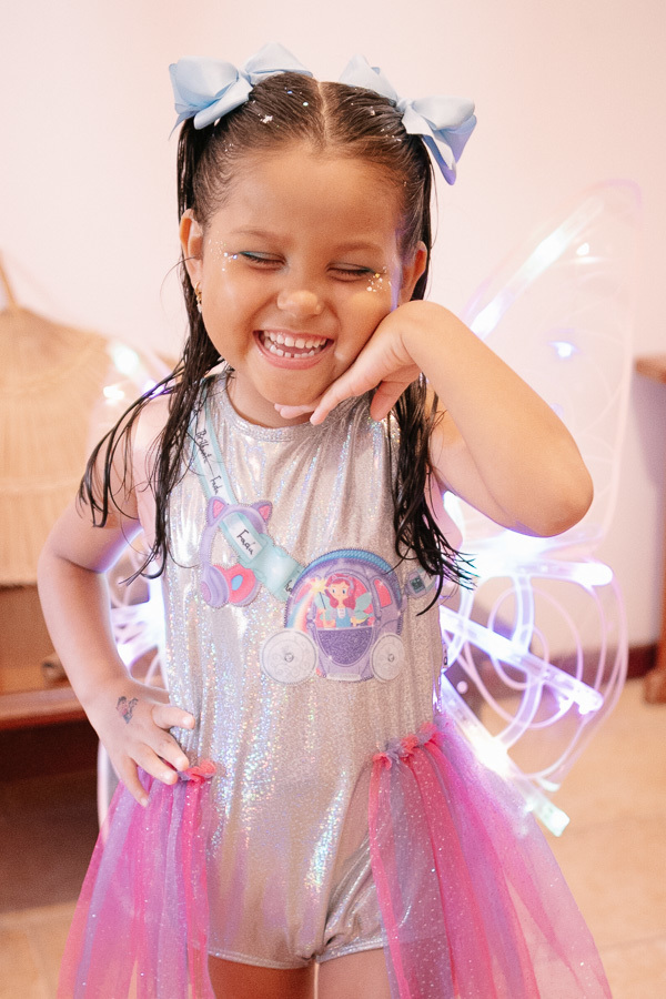 A expectativa para o grande momento! A aniversariante pronta para celebrar. A fotografia da hora do parabéns começa com esses instantes que antecedem a canção.