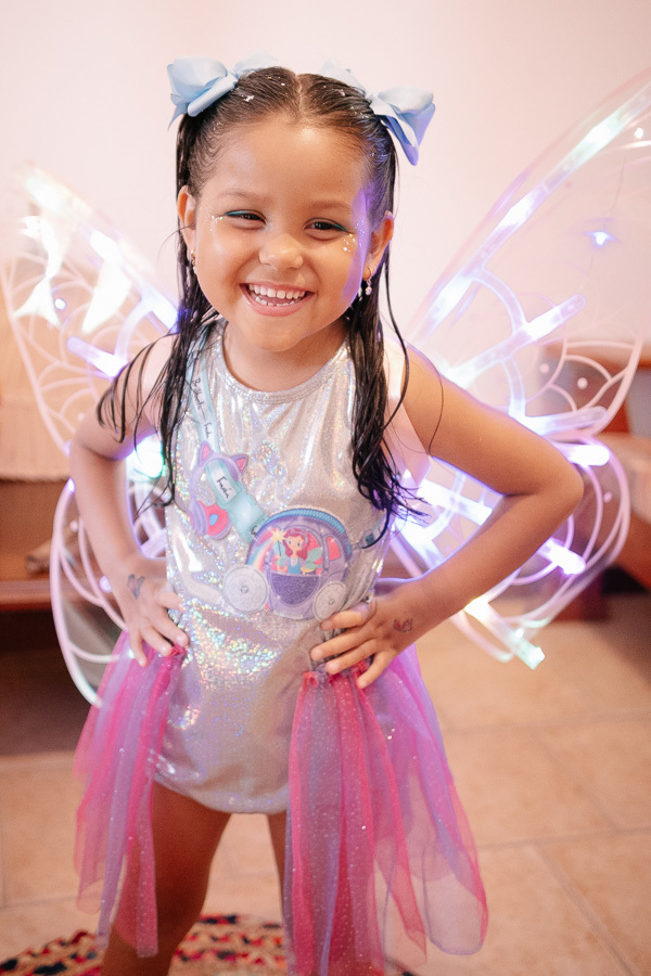 Foco total na aniversariante! Um close que captura a emoção e a concentração da Mel ao fazer seu pedido. Um registro delicado e cheio de significado.