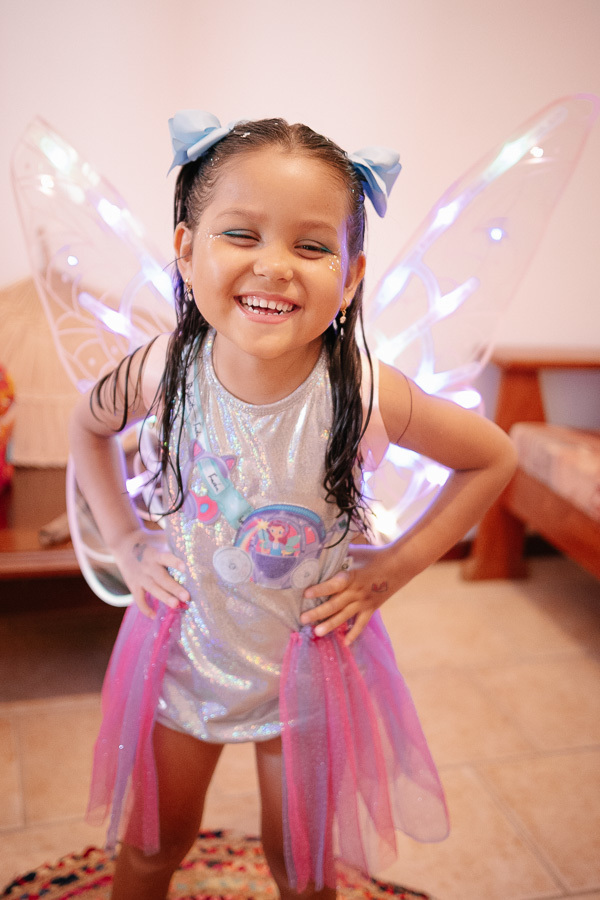 A celebração da vida! A alegria da família ao cantar 'Parabéns' é o encerramento perfeito para uma cobertura fotográfica. A imagem que coroa um dia inesquecível.