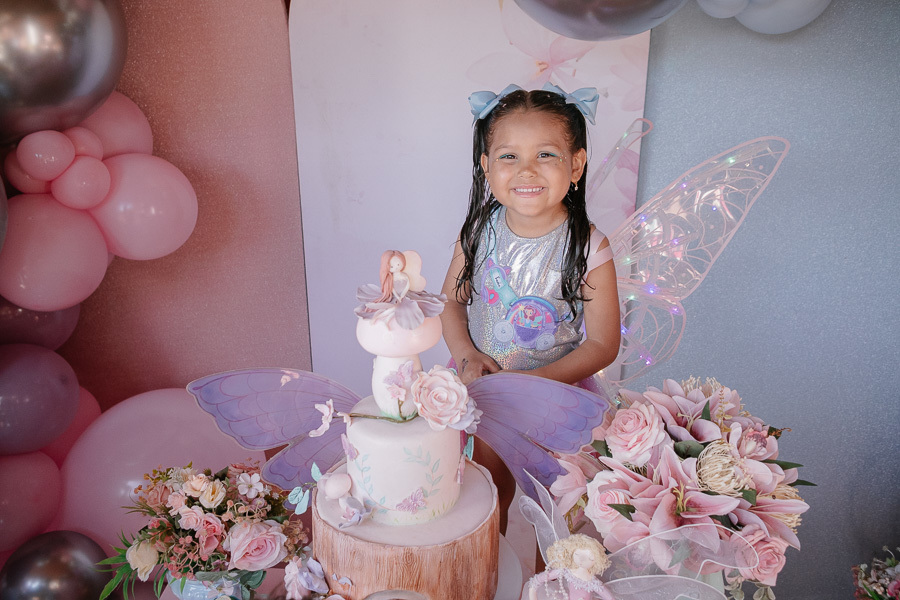O momento mais esperado! Após um dia de muita brincadeira, a Mel se encanta com seu lindo bolo. Essencial na cobertura de um aniversário infantil em São José dos Campos é capturar essa magia.