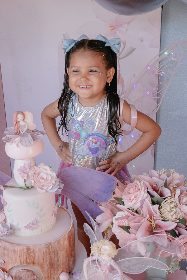 A orgulhosa aniversariante! Um retrato que mostra a alegria da Mel com a sua festa. Como fotógrafo infantil em SJC, adoro registrar a felicidade e o orgulho desses pequenos.