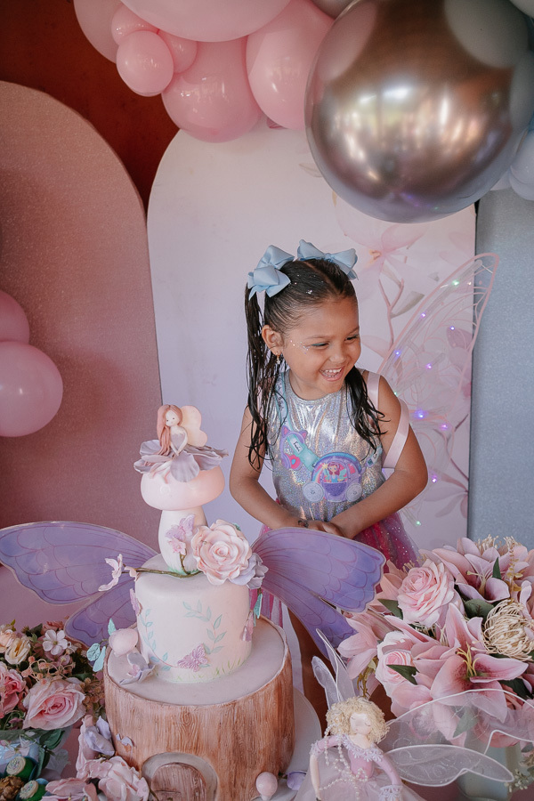 O sorriso que encerra um dia perfeito! A fotografia de festa infantil é sobre eternizar a felicidade genuína, e o sorriso da Mel diz tudo sobre como foi sua celebração em SJC.