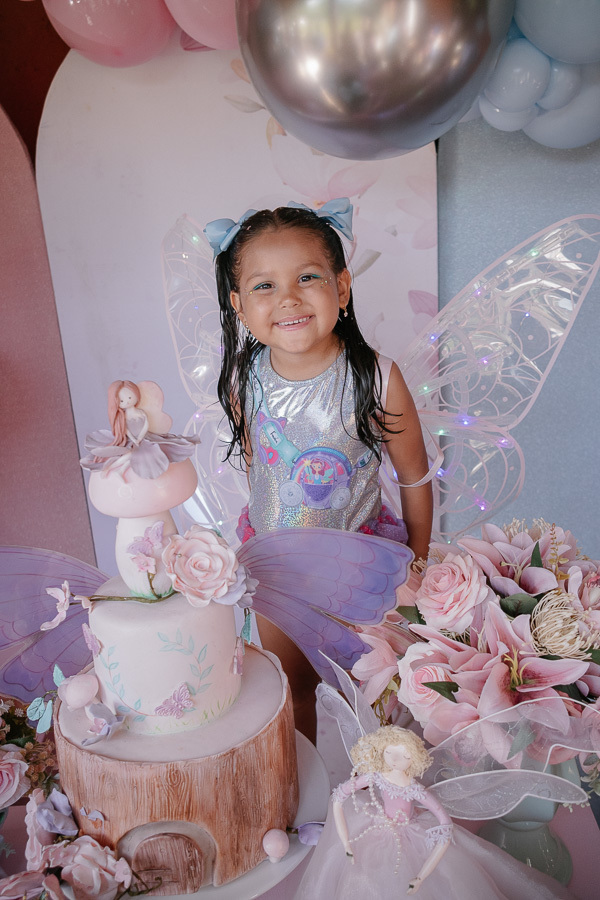 A doçura dos 5 aninhos! Um retrato delicado que mostra a personalidade da Mel. A fotografia de festa infantil busca esses momentos de serenidade que complementam a agitação do dia.