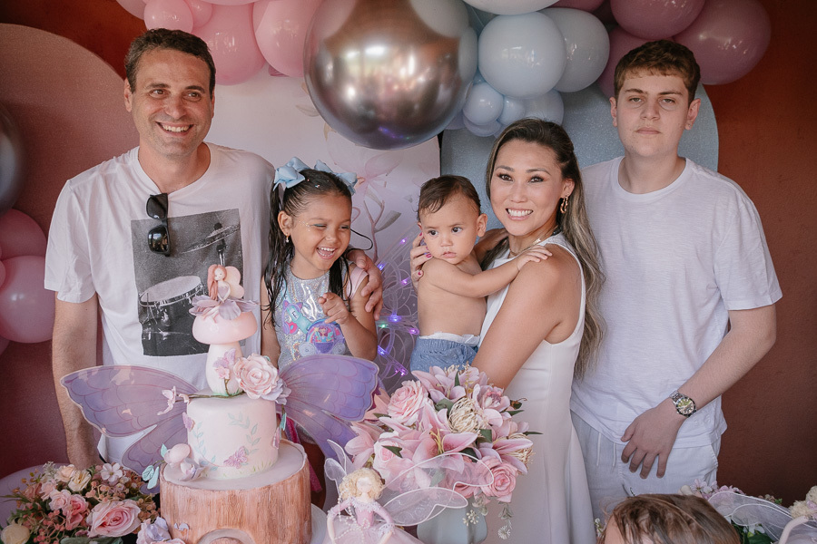 A família reunida para celebrar a vida. Esta é a memória que vai para o porta-retrato, o tesouro da festa da Mel. Essencial em toda cobertura de fotografia de família em São José dos Campos.