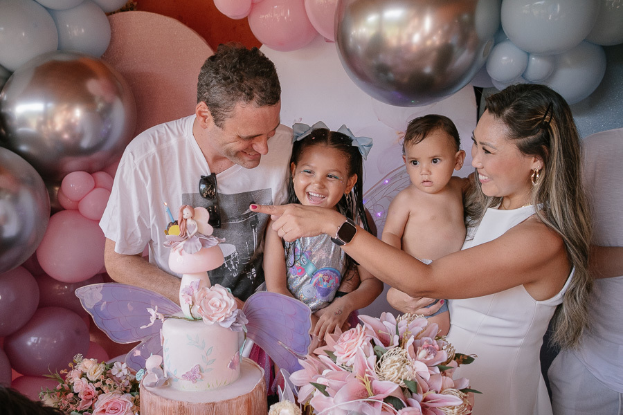 A felicidade compartilhada. O amor e a união da família da Mel registrados em um clique. Como fotógrafo de aniversário infantil em SJC, meu foco é capturar a emoção genuína.