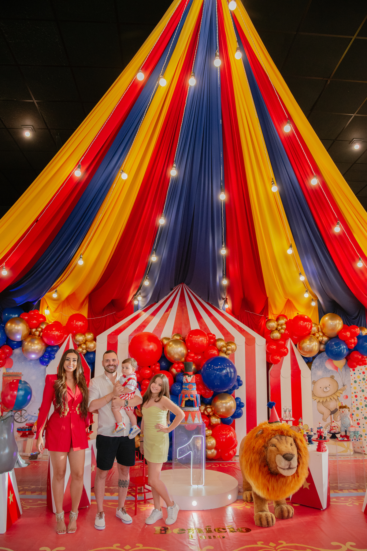 O Grande Circo do Benício! A decoração espetacular na Chácara Mariah foi o cenário perfeito. Como fotógrafo de festa infantil em Jacareí, meu trabalho é registrar a magia de cada detalhe que você preparou.