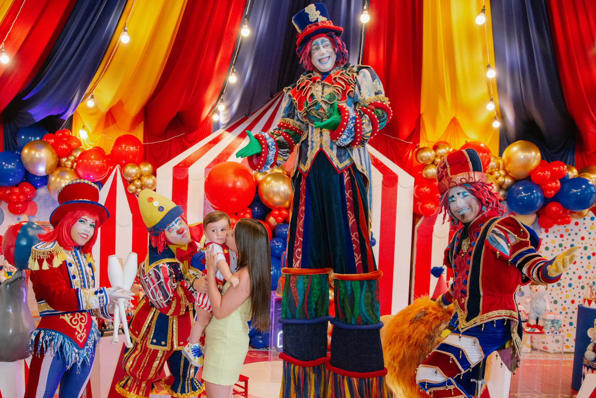 Um cenário grandioso para uma celebração inesquecível. A fotografia de aniversário infantil busca os melhores ângulos para mostrar a dimensão e a beleza da festa, garantindo recordações vibrantes.