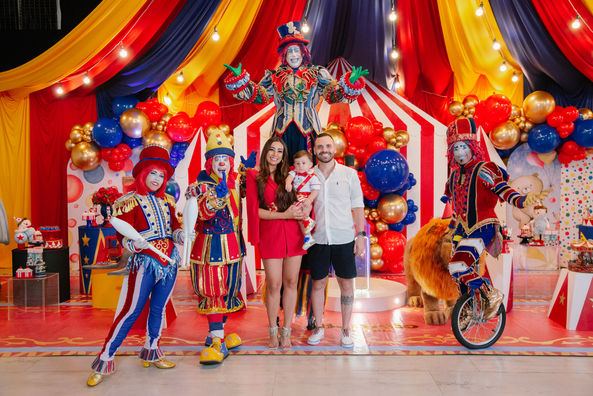 A trupe do circo reunida! Registrar a interação da família com os animadores da festa é essencial. Como fotógrafo de festa infantil em Jacareí, capturo a alegria que os artistas trazem para a celebração.