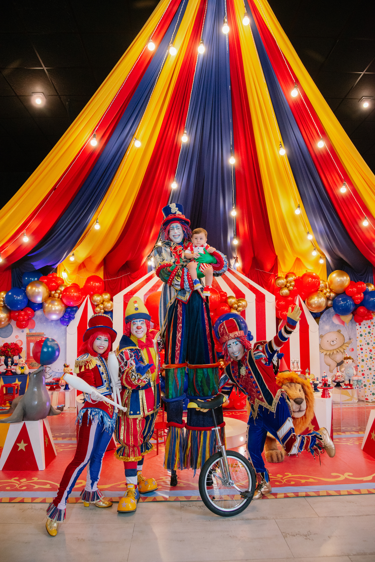 Muitas risadas e palhaçadas! A fotografia espontânea é perfeita para congelar as gargalhadas e a diversão. Meu trabalho é garantir que a energia do circo esteja em cada foto.