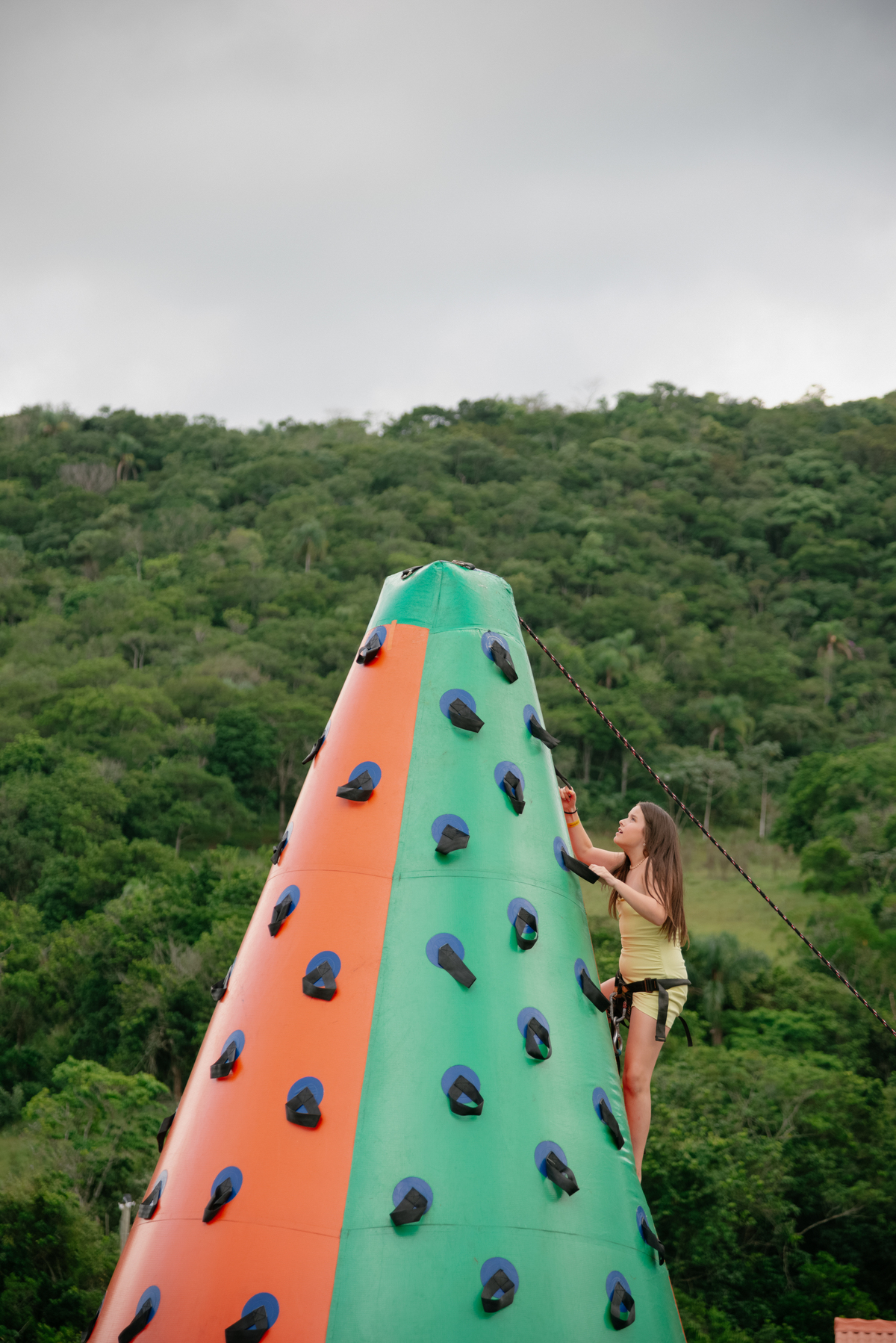 Aventura e diversão ao ar livre na Chácara Mariah! Um aniversário infantil em Jacareí com brinquedos infláveis é garantia de sucesso. Registro a adrenalina e a alegria da garotada.