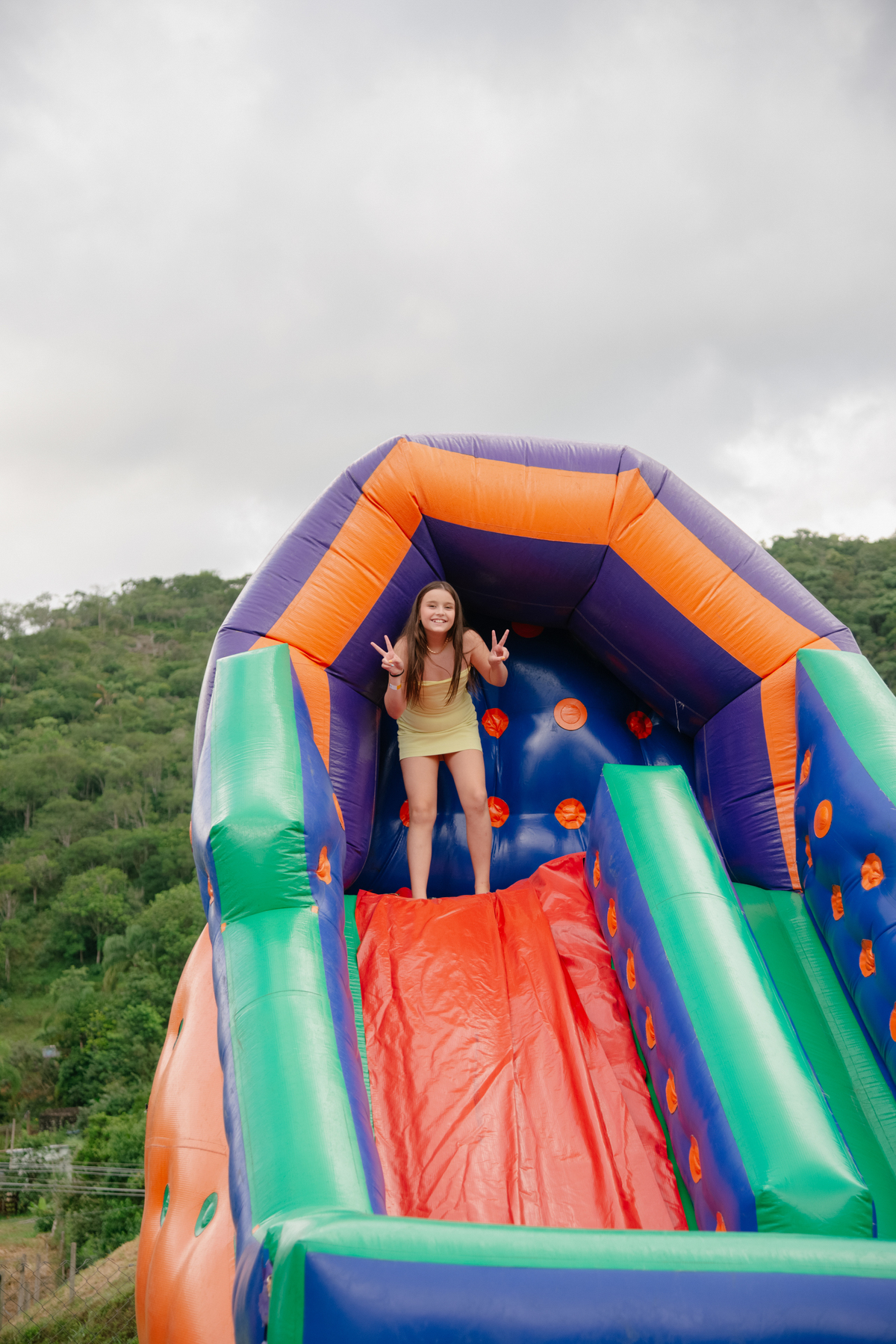 Saltando de felicidade! A energia das crianças brincando é o coração da festa. Uma cobertura fotográfica completa captura a ação em todos os brinquedos.