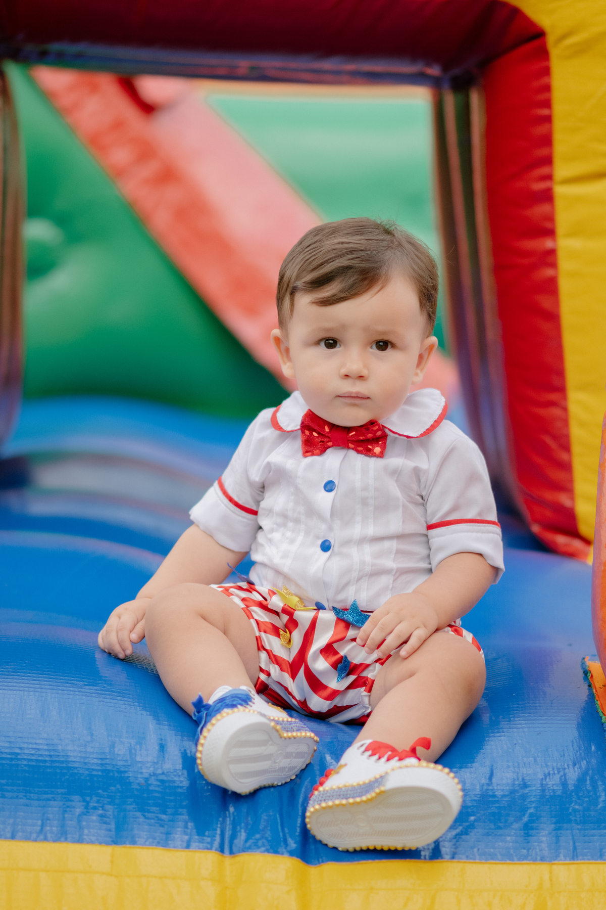 O dono do circo! Um retrato do aniversariante que mostra toda a sua fofura no seu grande dia. Essencial em todo álbum de aniversário de 1 ano.