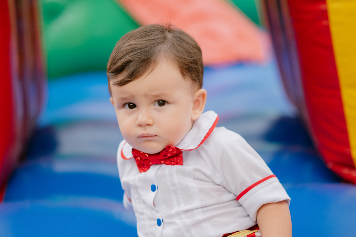Um olhar de pura doçura. A fotografia de proximidade revela as expressões e a personalidade do bebê. Um registro delicado e marcante deste aniversário infantil em Jacareí.