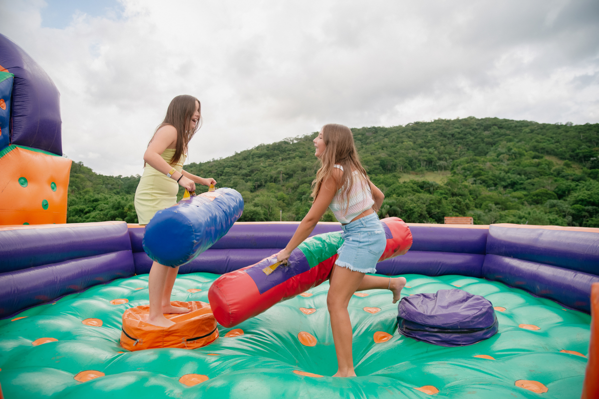 A turma toda aproveitando a festa! Registrar a diversão dos amigos é contar a história completa do evento. Uma memória da amizade e da alegria compartilhada.