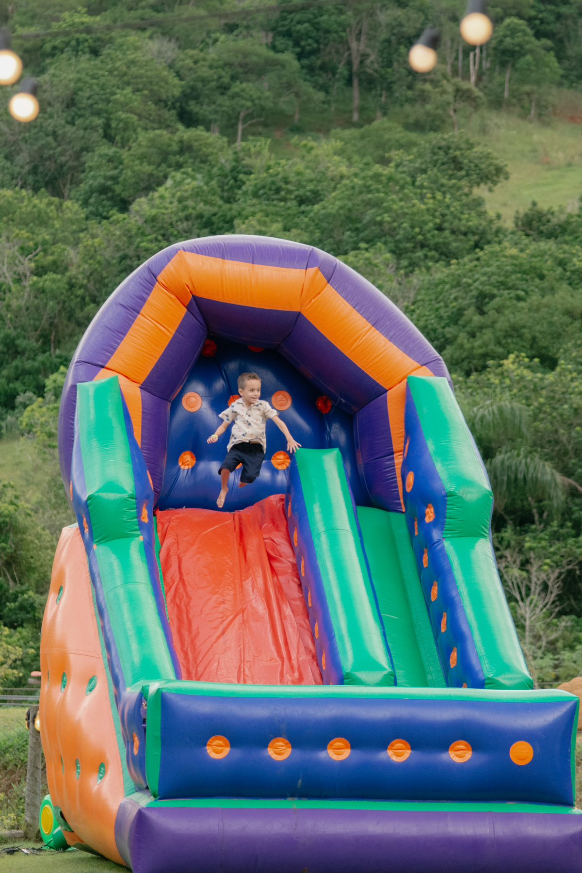 O cenário da diversão! Valorizar a estrutura da festa mostra o quão incrível foi a celebração. Um registro completo de festa infantil na chácara.