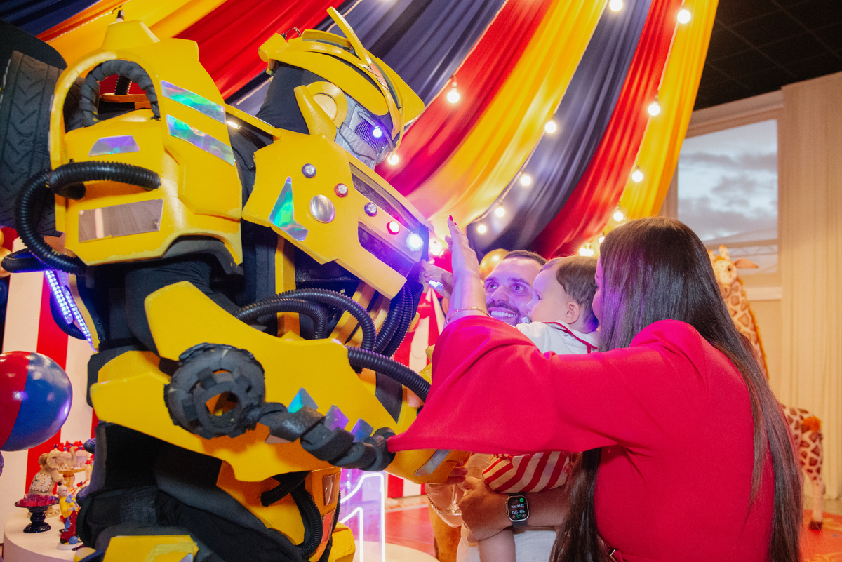 Mergulhado nas cores! A piscina de bolinhas é um clássico que rende fotos vibrantes e divertidas. A captura da pura alegria da infância.