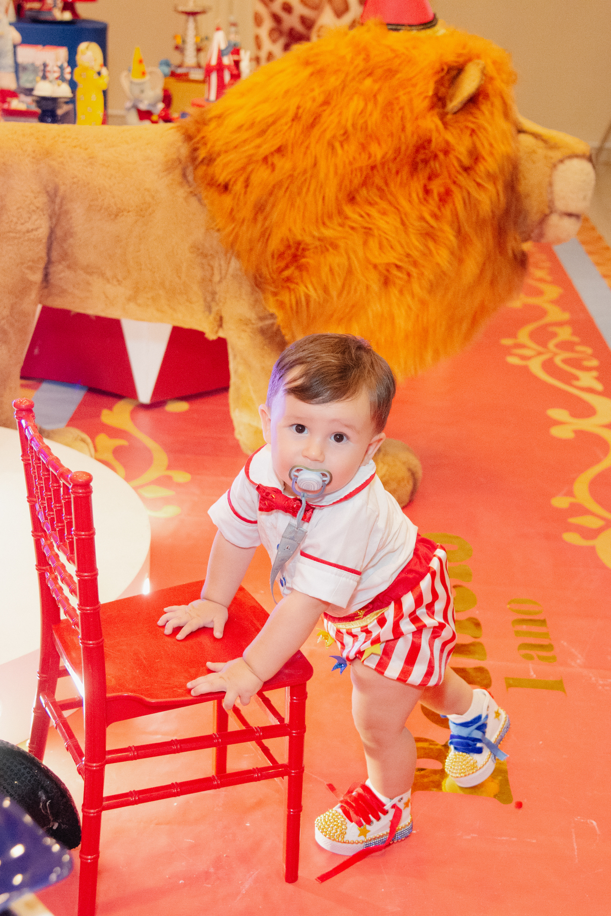 A hora mais doce e divertida! O registro do primeiro contato do Benício com o bolo é uma memória que a família guardará para sempre. O famoso 'Smash the Cake'