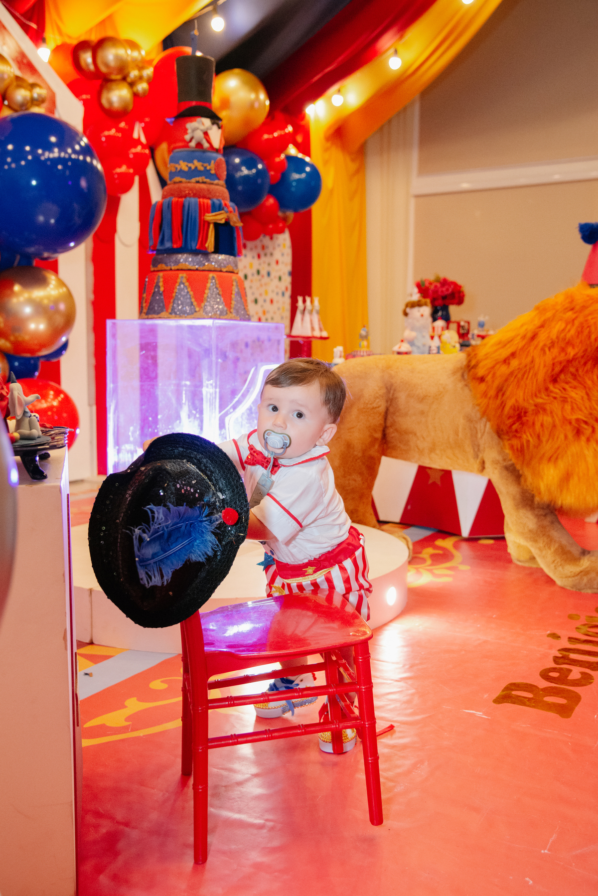 Cada detalhe conta! O urso forçudo compondo a decoração do Circo do Benício. A fotografia de detalhes valoriza todo o investimento e carinho na preparação da festa.