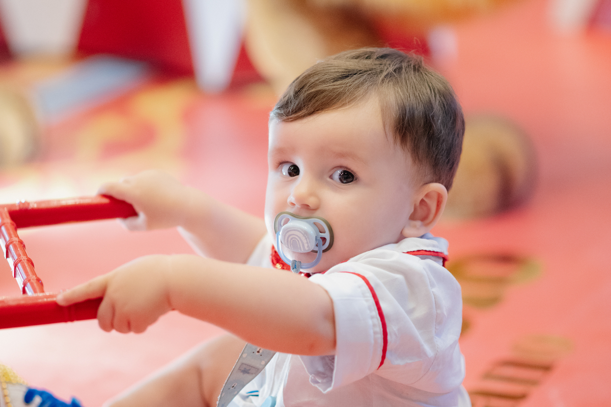 A recordação de um dia mágico. Registrar a criança com as lembrancinhas da festa é um ótimo jeito de finalizar a narrativa visual do evento.