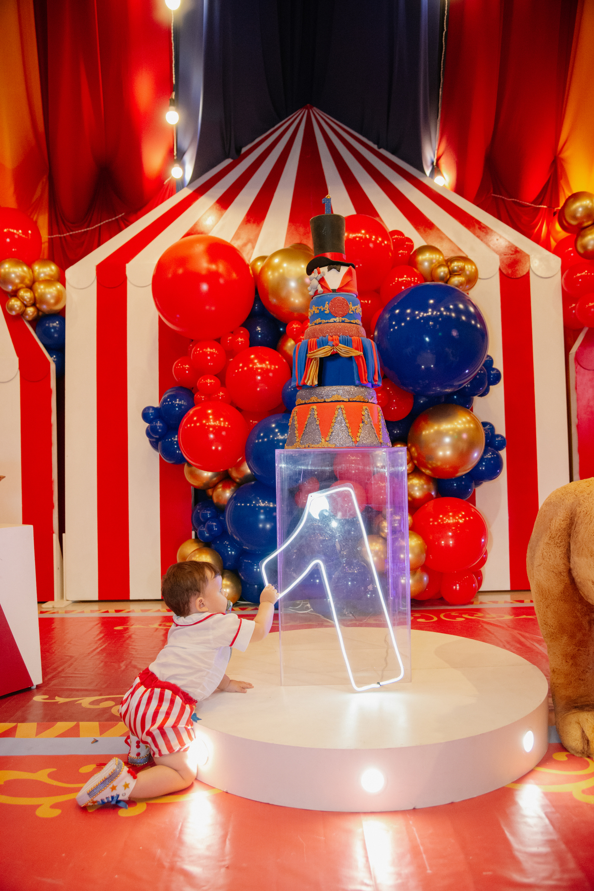 As cores e a magia do circo em uma só imagem. Como fotógrafo de aniversário em Jacareí, meu objetivo é criar imagens que transmitam a atmosfera e a vibração da sua festa.