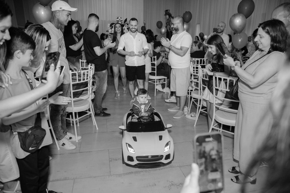 O astro do espetáculo! Um registro atemporal do Benício com a trupe do circo. A fotografia em preto e branco destaca a alegria e a fantasia do momento.