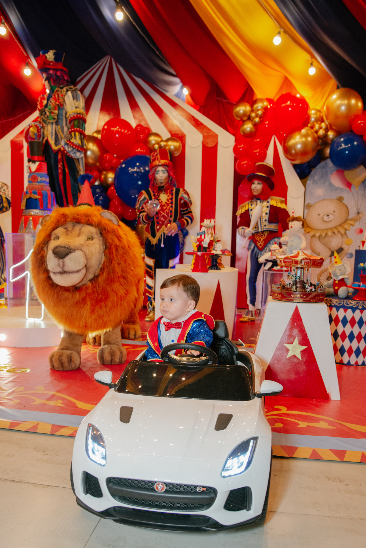 Um encontro ferozmente fofo! A fotografia com os mascotes e personagens é uma recordação que as crianças amam. Essencial em uma festa com tema Circo.