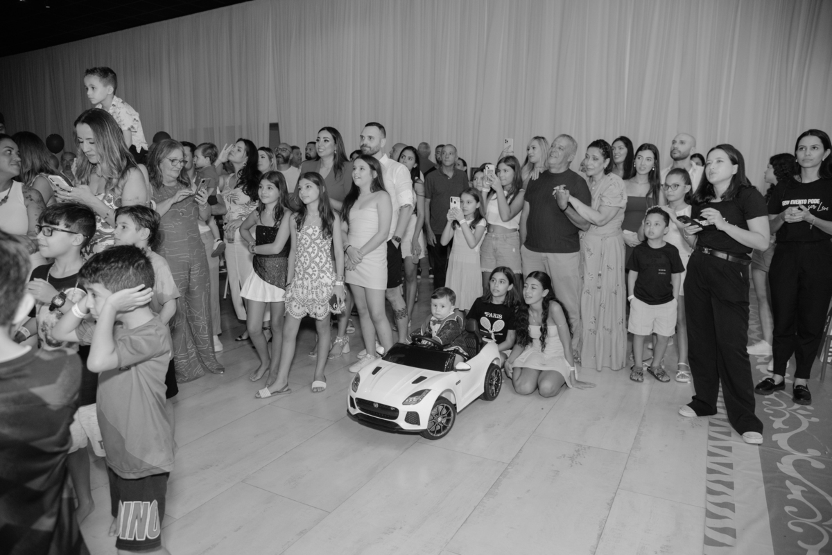 Todos reunidos para celebrar! Uma visão ampla que mostra a energia de todos os convidados na hora do 'Parabéns'. Uma memória da casa cheia e do carinho de todos pelo Benício.