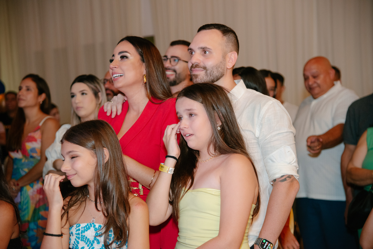 A emoção da família na hora de cantar os 'Parabéns'. A fotografia de festa infantil em Jacareí é sobre registrar esses laços de amor e a felicidade compartilhada.