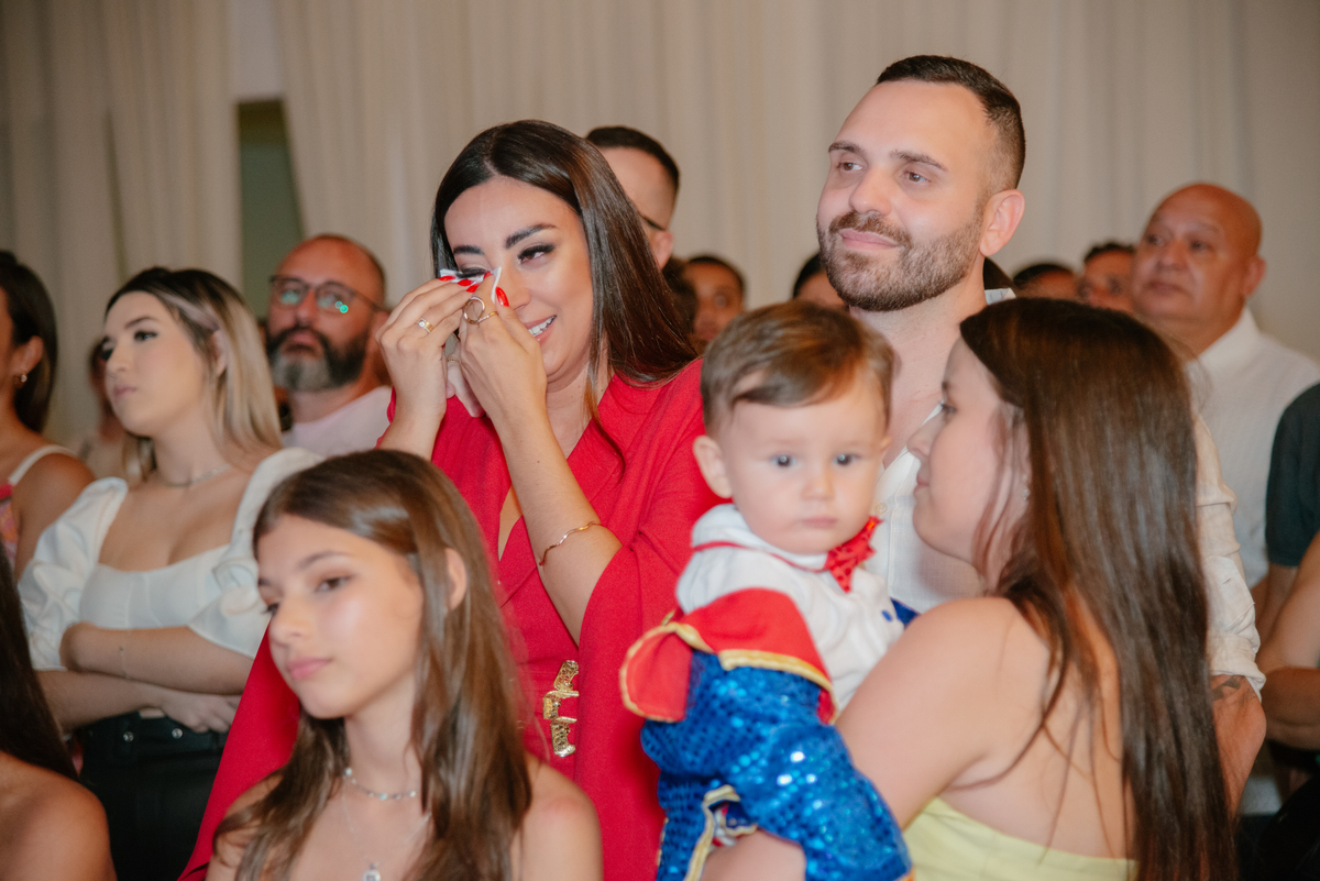 O orgulho no olhar dos pais. Um close na família que revela todo o amor que envolve o pequeno Benício. É a captura de sentimentos que torna meu trabalho como fotógrafo tão especial.
