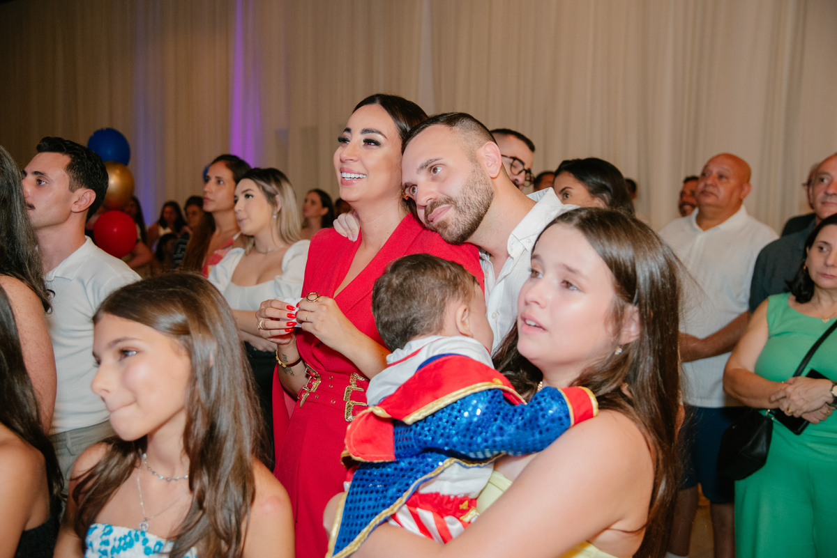 Cercado de amor por todos os lados. A fotografia documental registra a emoção não só da família principal, mas de todos os amigos e parentes que celebram juntos.