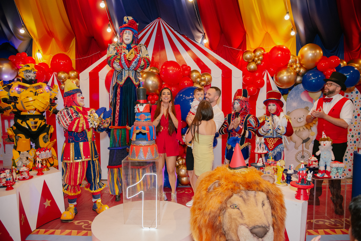 O retrato oficial com toda a trupe! A foto que vai para o porta-retrato, marcando para sempre a magia do Circo do Benício. Uma recordação colorida e cheia de alegria.