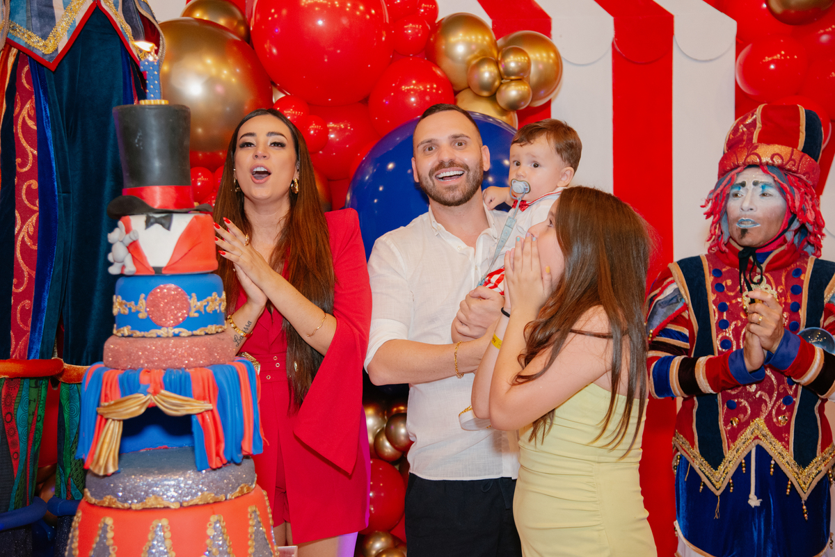 Mais um registro para a posteridade! Como fotógrafo de aniversário em Jacareí, ofereço diversas opções de retratos posados para garantir a foto perfeita da família.