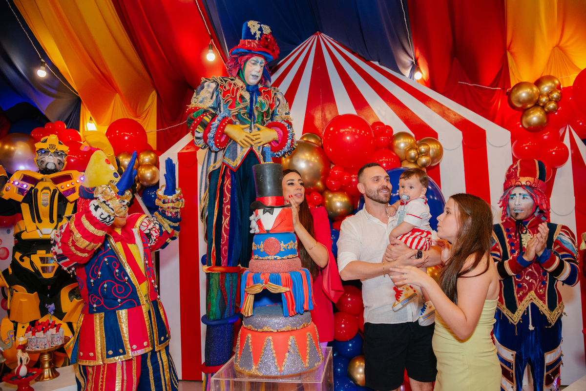 O elenco completo desta festa inesquecível! A fotografia que celebra todos que fizeram parte do sonho, dos anfitriões aos artistas.