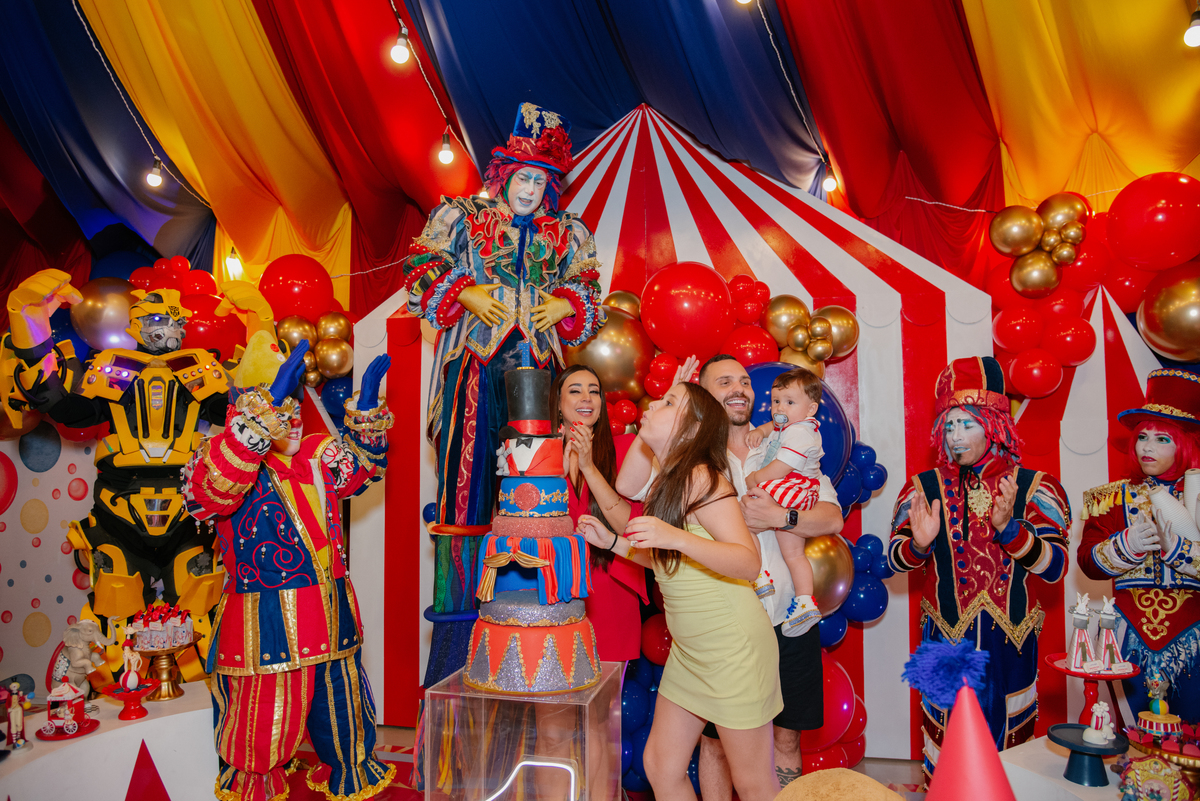 Sorrisos e gratidão! O encerramento da celebração com um registro final ao lado dos personagens que trouxeram tanta alegria para a festa infantil.