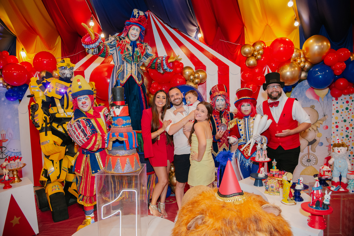 Cada clique, uma nova memória. A variedade de poses e interações durante a sessão de retratos garante um álbum rico e dinâmico.