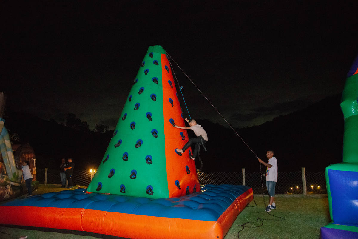 Até os pequenos guerreiros precisam descansar. Em meio a toda a festa, um registro de pura paz. A fotografia de festa infantil também é sobre esses momentos de ternura.