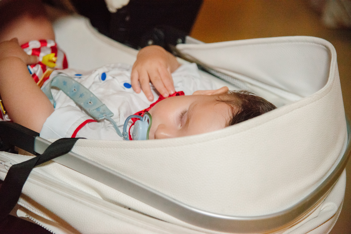 Depois de tanta festa, o soninho chegou para o astro principal. A imagem que finaliza a cobertura de forma fofa e divertida, mostrando que Benício aproveitou cada segundo.
