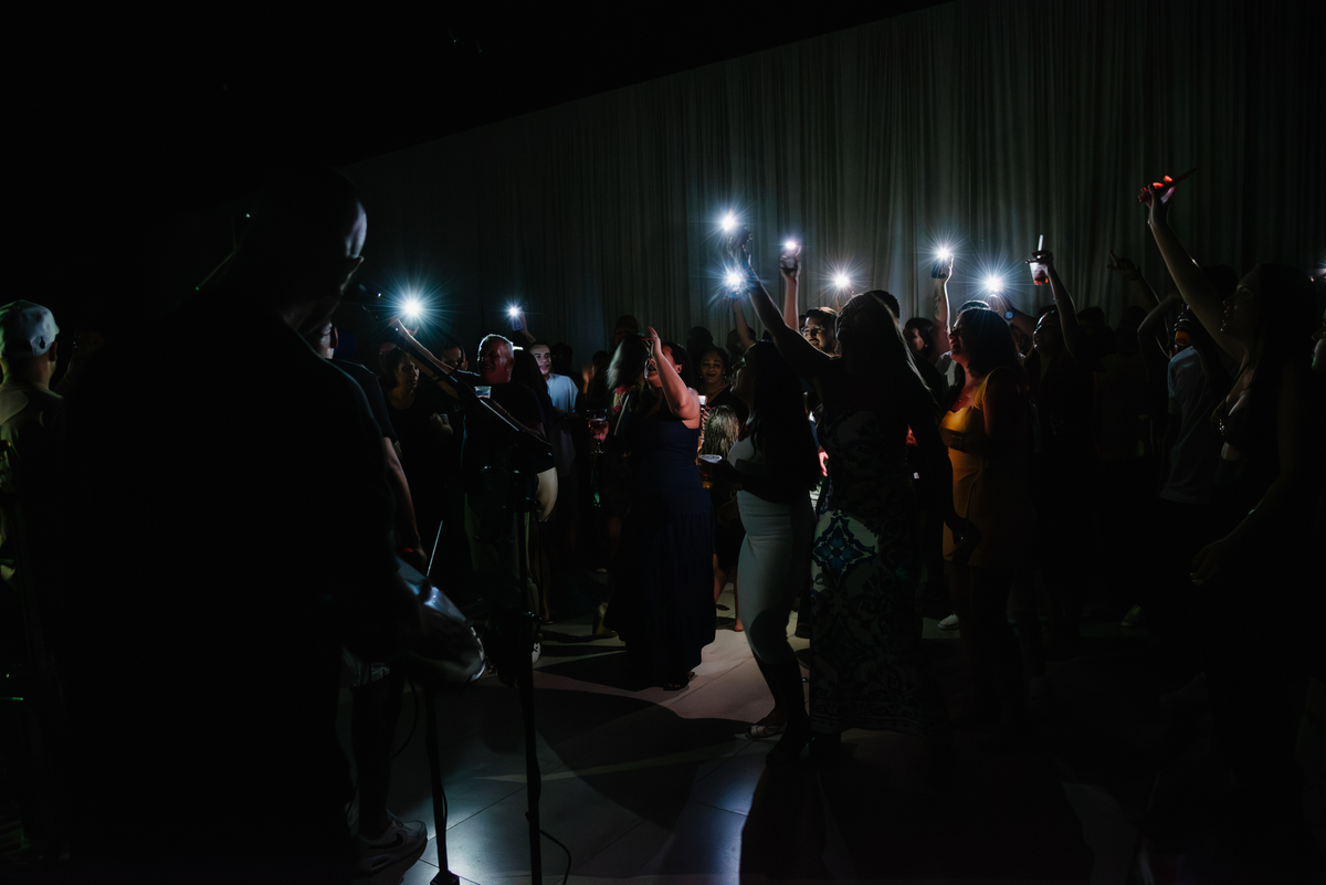 E a noite se transforma! A festa dupla começa com o show do grupo Batucada. Como fotógrafo de eventos em Jacareí, estou preparado para registrar a mudança de clima e a energia da música ao vivo.