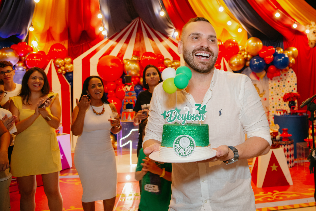 Agora é a vez do papai! A celebração continua com o aniversário do pai do Benício. Registrar essa transição e a felicidade dele é o que torna uma festa dupla tão especial.