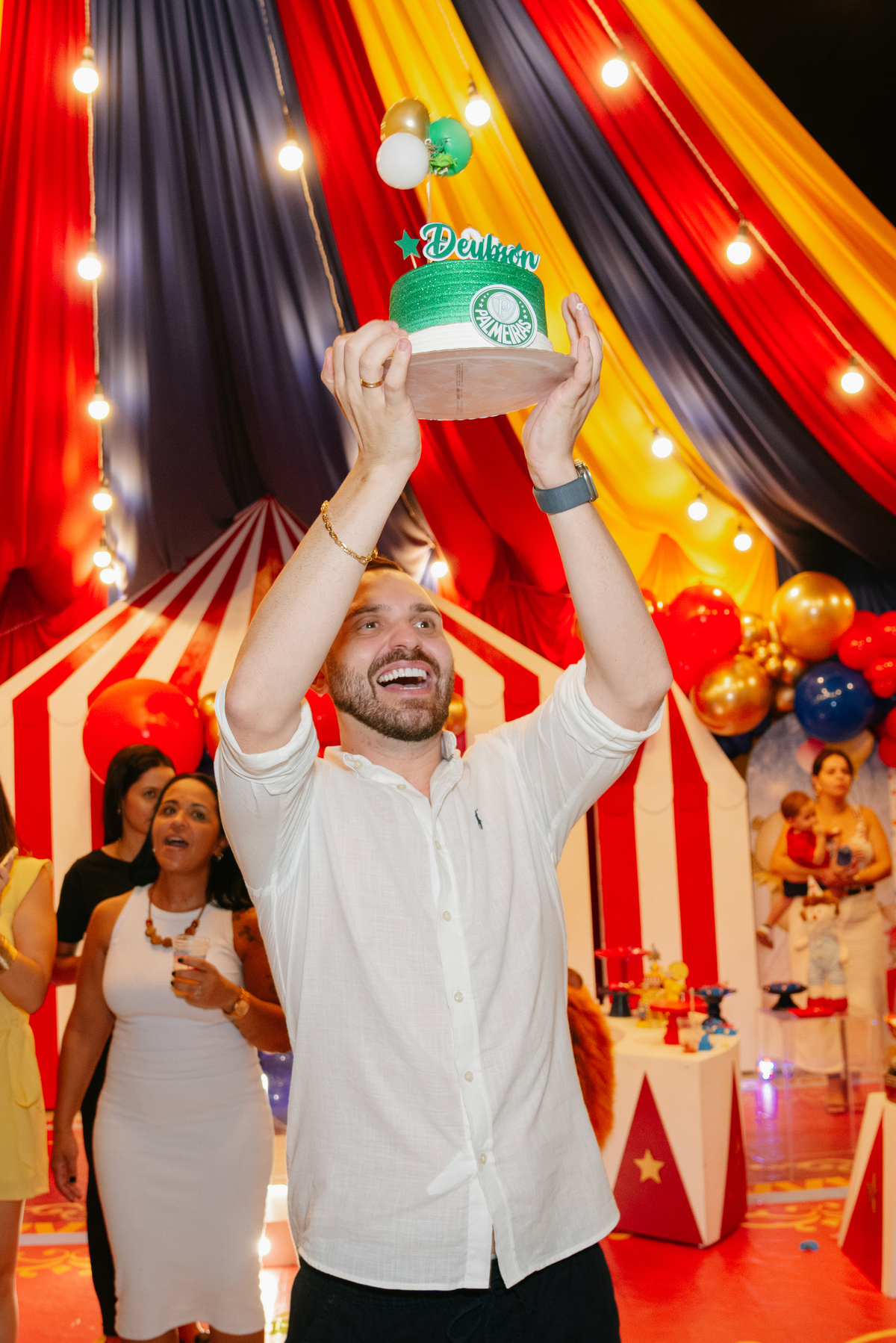 Um brinde à vida! A alegria do aniversariante da noite em destaque. A fotografia que foca na emoção e mostra que todo grande momento merece um registro profissional.