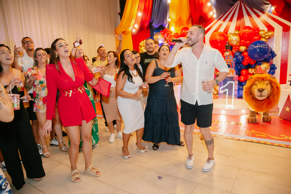 Ninguém ficou parado! Uma visão geral que mostra o sucesso da festa e a animação dos convidados. O registro de uma noite inesquecível na Chácara Mariah.
