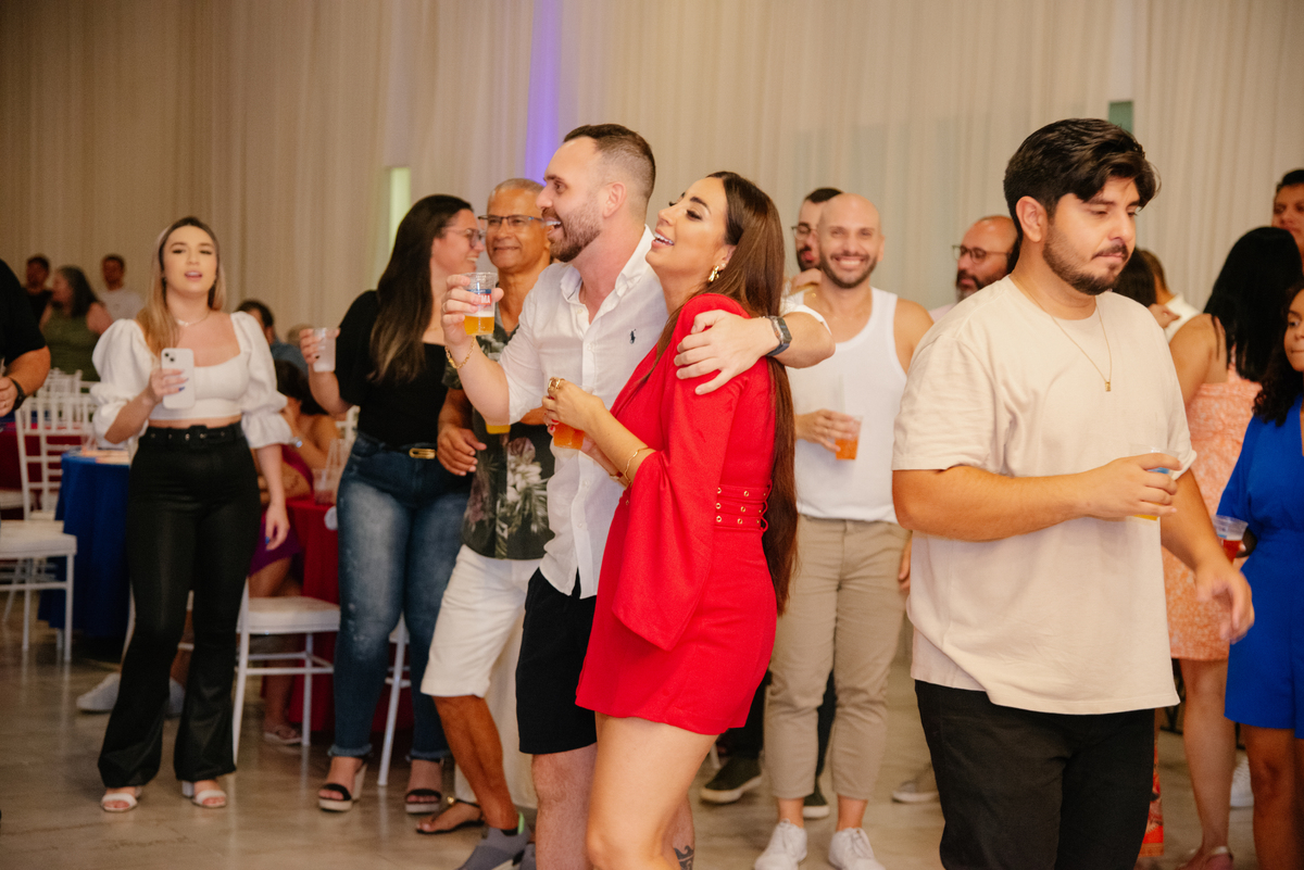 Sorrisos e descontração por toda parte. Meu trabalho como fotógrafo em Jacareí é capturar a atmosfera real do seu evento, registrando a felicidade de seus amigos e familiares.