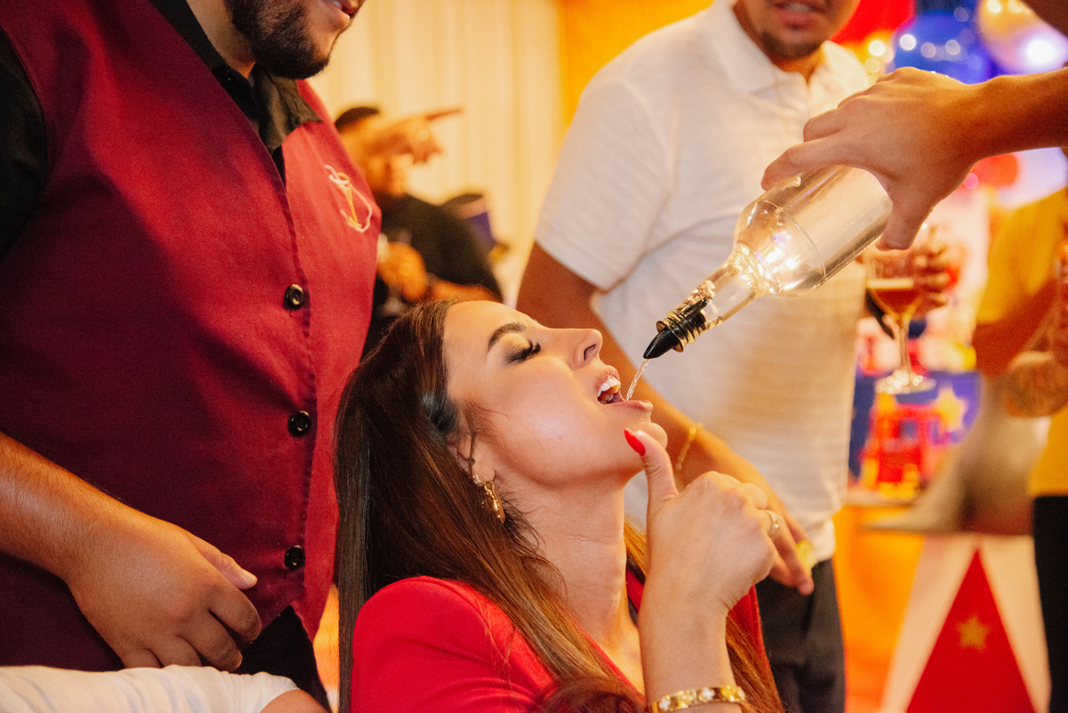O amor também está no ritmo da dança. A fotografia de festa também é sobre os momentos de conexão entre os convidados, criando memórias afetuosas para todos.
