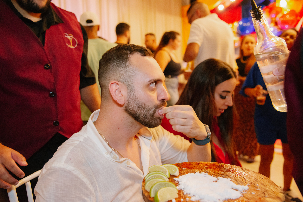 Celebrando ao lado dos amigos. O registro do anfitrião se divertindo e compartilhando sua alegria. A fotografia documental que captura a essência da confraternização.