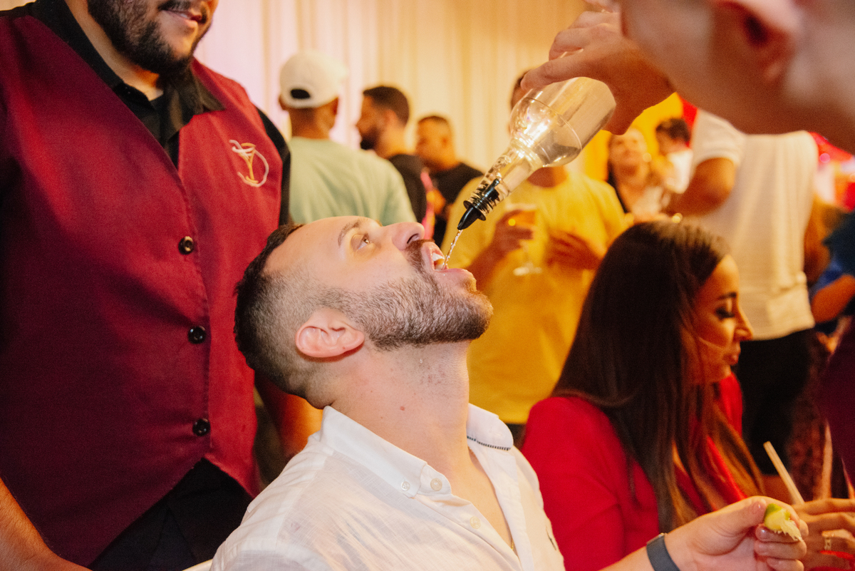 A imagem que resume a felicidade de uma celebração dupla bem-sucedida. O encerramento perfeito para uma cobertura fotográfica que contou a história de um dia inteiro de festa e amor.